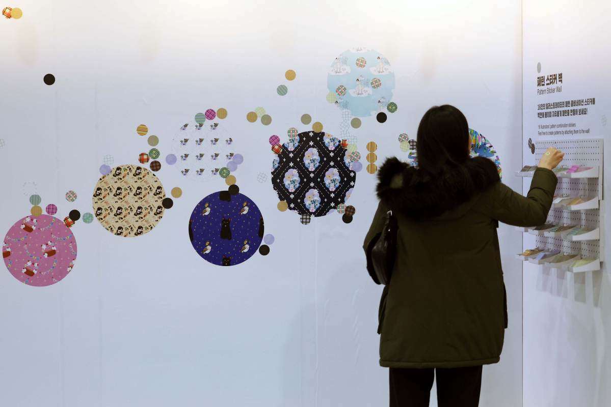 ▲26일 서울 강남구 코엑스에서 열린 ‘서울일러스트레이션페어 V.18’에서 참관객들이 부스를 둘러보고 있다. 서울일러스트레이션페어는 매년 개최되는 국내 최대 규모의 일러스트레이션 전문 전시회로 일러스트, 그래픽 디자인, 캘리그라피, 타이포그라피 등 다양한 창작자들의 작품을 만나볼 수 있다. 신태현 기자 holjjak@