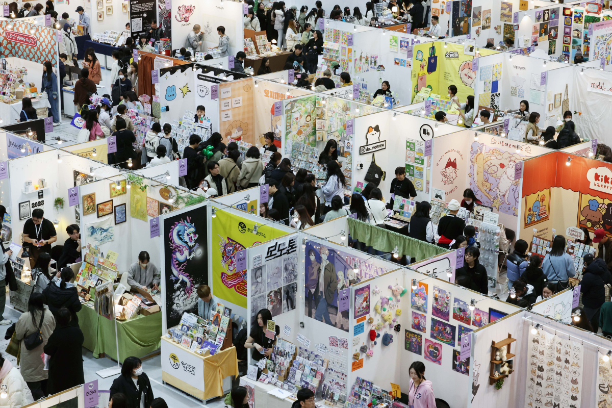 ▲26일 서울 강남구 코엑스에서 열린 ‘서울일러스트레이션페어 V.18’에서 참관객들이 부스를 둘러보고 있다. 서울일러스트레이션페어는 매년 개최되는 국내 최대 규모의 일러스트레이션 전문 전시회로 일러스트, 그래픽 디자인, 캘리그라피, 타이포그라피 등 다양한 창작자들의 작품을 만나볼 수 있다. 신태현 기자 holjjak@