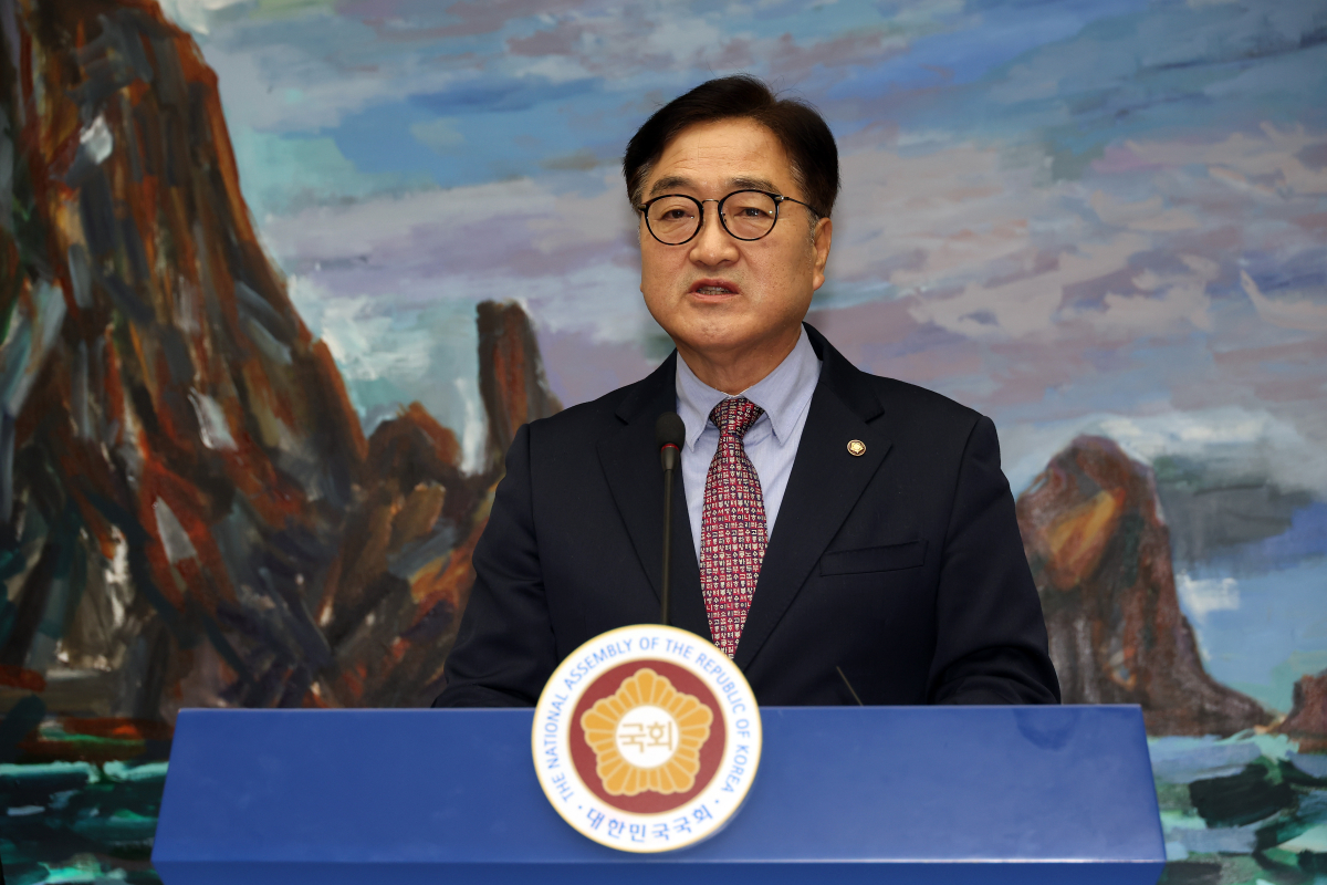 ▲우원식 국회의장이 24일 오후 서울 여의도 국회에서 기자회견을 하고 한덕수 대통령 권한대행 국무총리가 이날 내란·김건희 여사 특검법과 헌법재판관 임명 문제와 관련 발언한 것에 대해 입장을 발표하고 있다. (사진=연합뉴스)