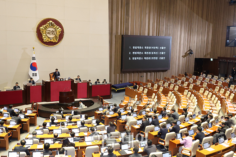 ▲우원식 국회의장이 26일 서울 여의도 국회에서 열린 본회의에서 마은혁, 정계선, 조한창 헌법재판소 재판관 선출안이 가결됐음을 알리는 의사봉을 두드리고 있다. 이날 국민의힘은 표결에 불참했다. 고이란 기자 photoeran@