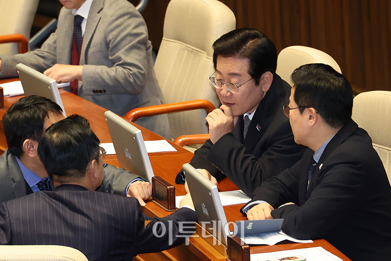 ▲이재명 더불어민주당 대표가 26일 서울 여의도 국회에서 열린 본회의에서 박찬대 원내대표를 비롯한 민주당 의원들과 대화하고 있다. 고이란 기자 photoeran@