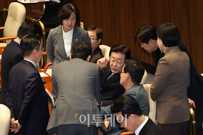 ▲이재명 더불어민주당 대표가 26일 서울 여의도 국회에서 열린 본회의에서 민주당 의원들과 대화하고 있다. 고이란 기자 photoeran@