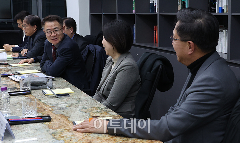 ▲이투데이 2024년 독자편집위원회 마지막 정례회의가 26일 서울 강남구 이투데이 편집국 회의실에서 열렸다. 이날 회의에는 추문갑 위원장을 비롯한 박홍기, 전하진, 이규홍, 장윤미, 원종원, 배진아 위원과 이투데이 홍기범 부국장, 송병기 부장 등이 참석해 의견을 나눴다. 고이란 기자 photoeran@