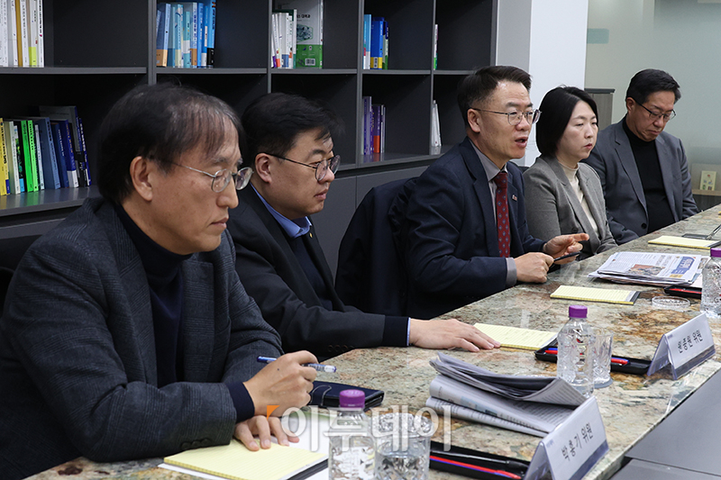 ▲이투데이 2024년 독자편집위원회 마지막 정례회의가 26일 서울 강남구 이투데이 편집국 회의실에서 열렸다. 이날 회의에는 추문갑 위원장을 비롯한 박홍기, 전하진, 이규홍, 장윤미, 원종원, 배진아 위원과 이투데이 홍기범 부국장, 송병기 부장 등이 참석해 의견을 나눴다. 고이란 기자 photoeran@