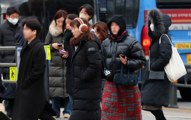 ▲아침 기온이 영하 10도 내외로 떨어지며 추운 날씨를 보인 23일 서울 종로구 광화문네거리에 두꺼운 옷차림을 한 시민들이 이동하고 있다. (뉴시스)