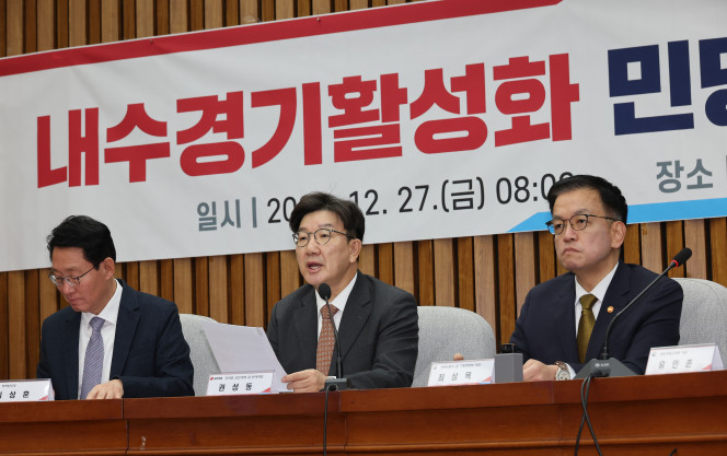 ▲27일 국회에서 열린 내수경기활성화 민당정협의회에서 권성동 국민의힘  대표 권한대행 겸 원내대표가 발언하고 있다. (연합뉴스)