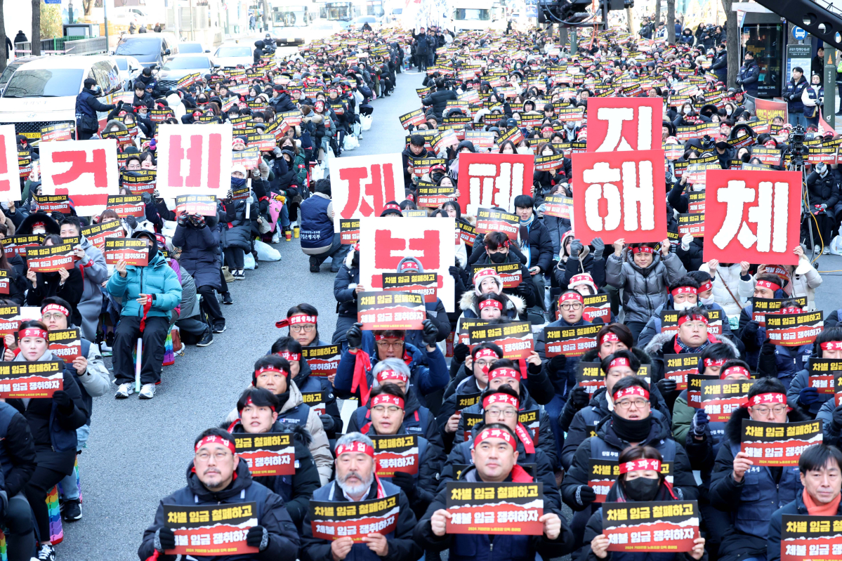▲임금차별·수당체불 등 개선을 요구하며 사상 첫 총파업에 돌입한 IBK기업은행노동조합 조합원들이 27일 서울 중구 기업은행 본점 앞에서 집회를 갖고 구호를 외치고 있다. 신태현 기자 holjjak@