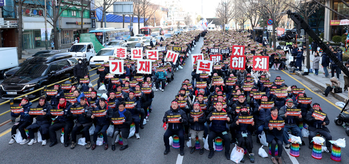 ▲임금차별·수당체불 등 개선을 요구하며 사상 첫 총파업에 돌입한 IBK기업은행노동조합 조합원들이 27일 서울 중구 기업은행 본점 앞에서 집회를 갖고 구호를 외치고 있다. 신태현 기자 holjjak@