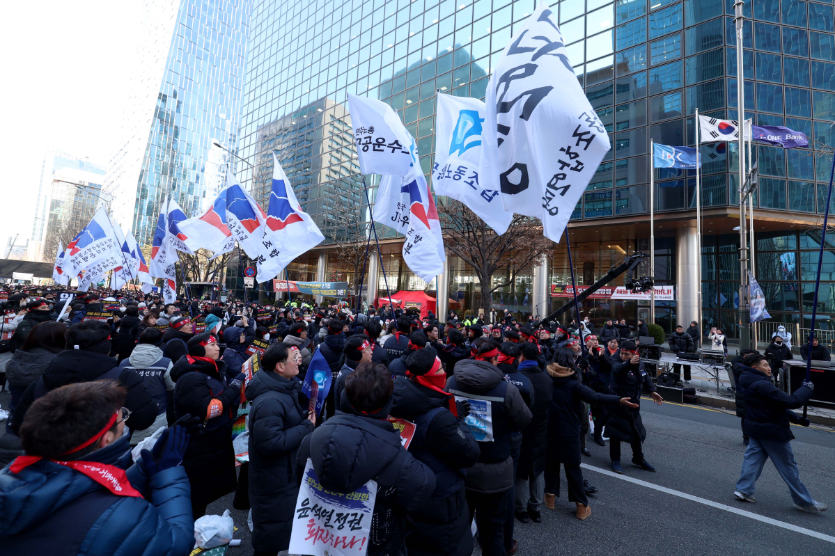 ▲임금차별·수당체불 등 개선을 요구하며 사상 첫 총파업에 돌입한 IBK기업은행노동조합 조합원 등이 27일 서울 중구 기업은행 본점 앞에서 집회를 갖고 깃발을 들고 나오고 있다. 신태현 기자 holjjak@