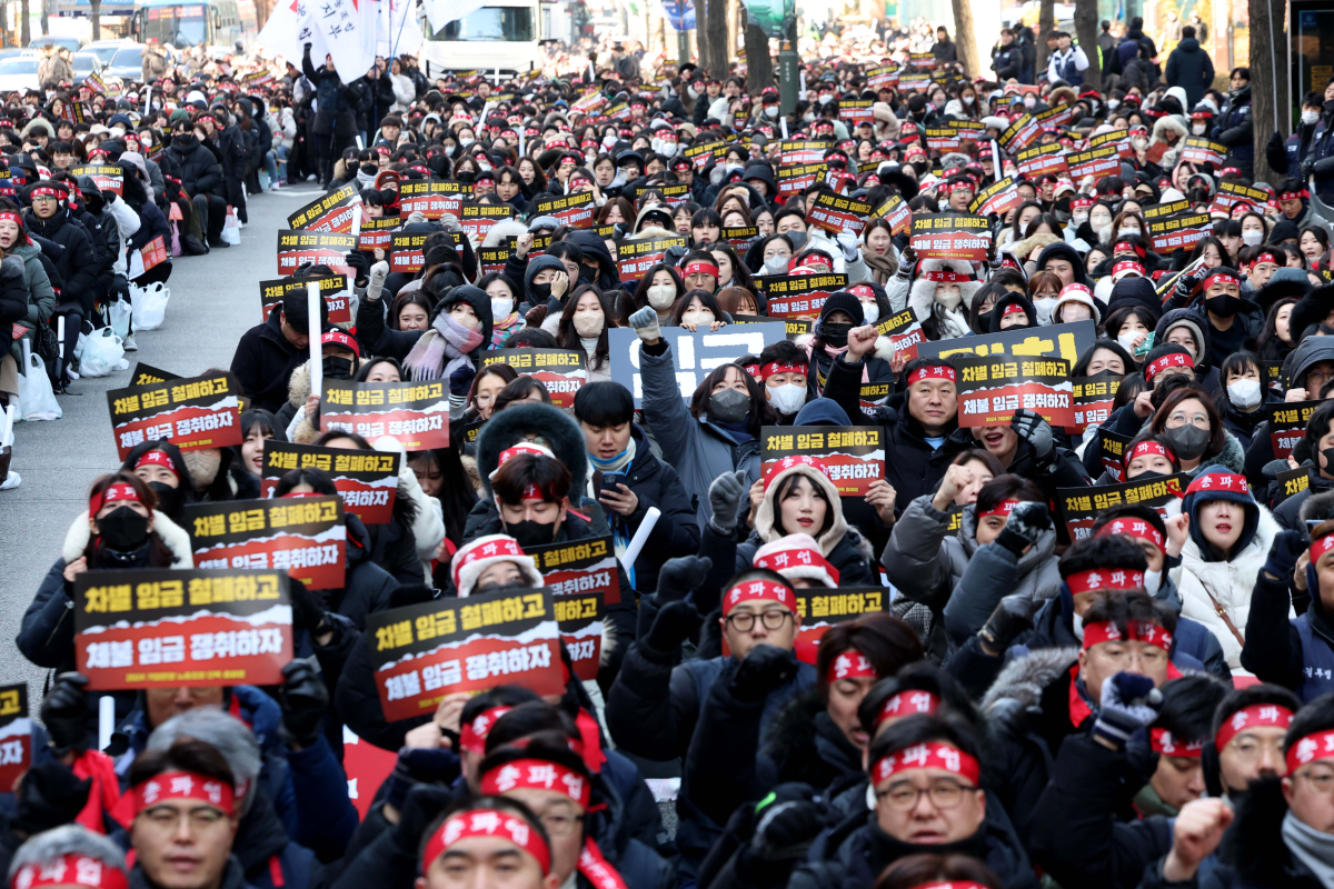▲임금차별·수당체불 등 개선을 요구하며 사상 첫 총파업에 돌입한 IBK기업은행노동조합 조합원들이 27일 서울 중구 기업은행 본점 앞에서 집회를 갖고 구호를 외치고 있다. 신태현 기자 holjjak@