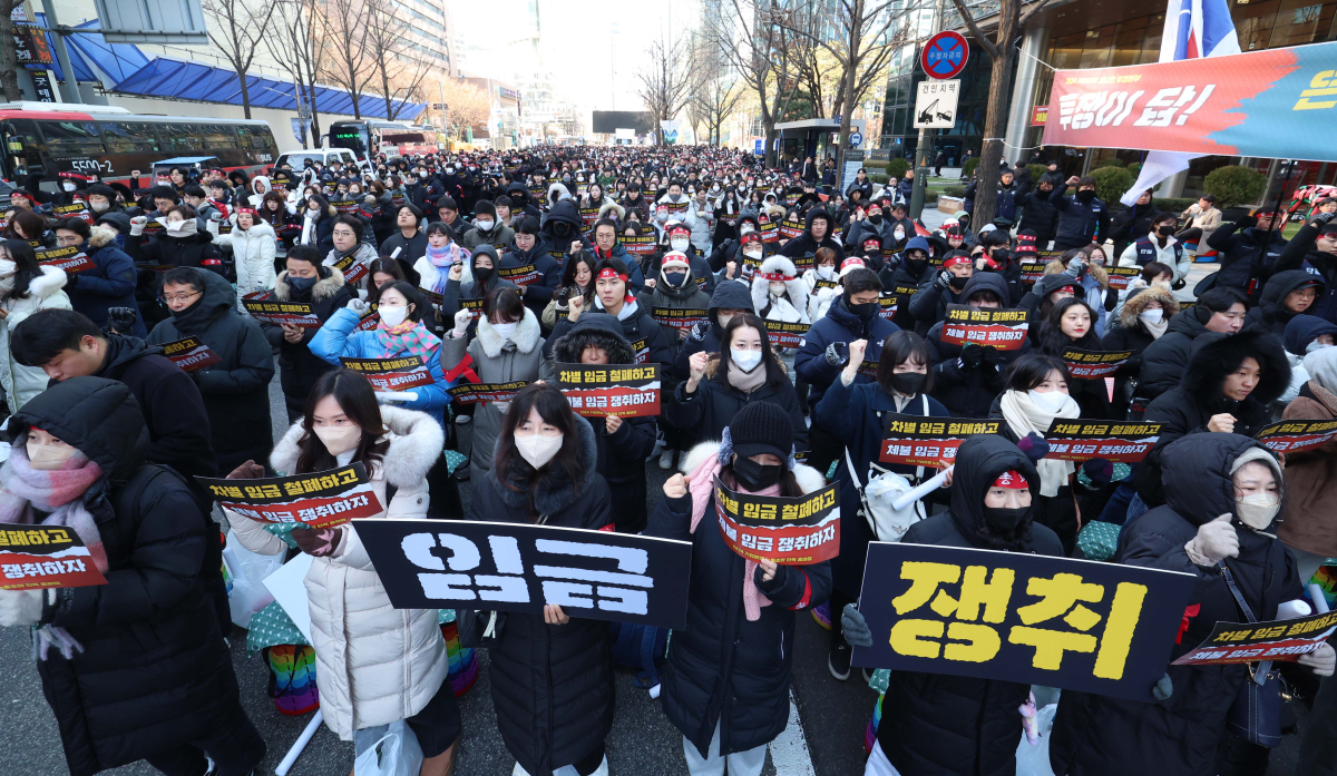 ▲임금차별·수당체불 등 개선을 요구하며 사상 첫 총파업에 돌입한 IBK기업은행노동조합 조합원들이 27일 서울 중구 기업은행 본점 앞에서 집회를 갖고 구호를 외치고 있다. 신태현 기자 holjjak@