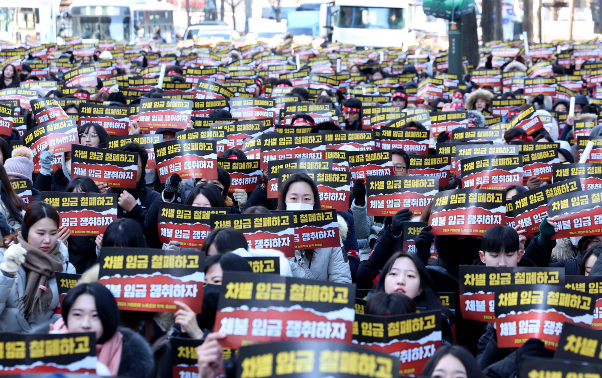 ▲임금차별·수당체불 등 개선을 요구하며 사상 첫 총파업에 돌입한 IBK기업은행노동조합 조합원들이 27일 서울 중구 기업은행 본점 앞에서 집회를 갖고 구호를 외치고 있다. 신태현 기자 holjjak@