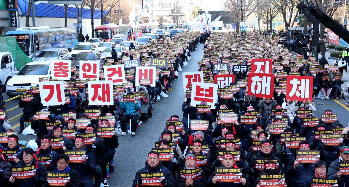 ▲임금차별·수당체불 등 개선을 요구하며 사상 첫 총파업에 돌입한 IBK기업은행노동조합 조합원들이 27일 서울 중구 기업은행 본점 앞에서 집회를 갖고 구호를 외치고 있다. 신태현 기자 holjjak@