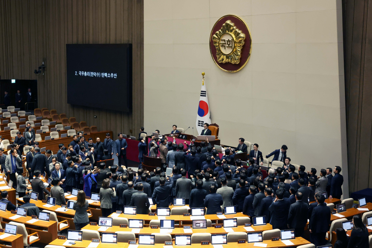 ▲27일 서울 여의도 국회에서 열린 본회의에서 우원식 국회의장의 한덕수 대통령 권한대행 국무총리 탄핵소추안에 대한 의결 정족수 과반 결정에 대해 국민의힘 의원들이 항의하고 있다. 신태현 기자 holjjak@