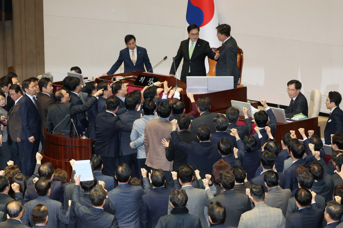 ▲27일 서울 여의도 국회에서 열린 본회의에서 우원식 국회의장의 한덕수 대통령 권한대행 국무총리 탄핵소추안에 대한 의결 정족수 과반 결정에 대해 권성동 국민의힘 당대표 권한대행 겸 원내대표와 국민의힘 의원들이 항의하고 있다. 신태현 기자 holjjak@