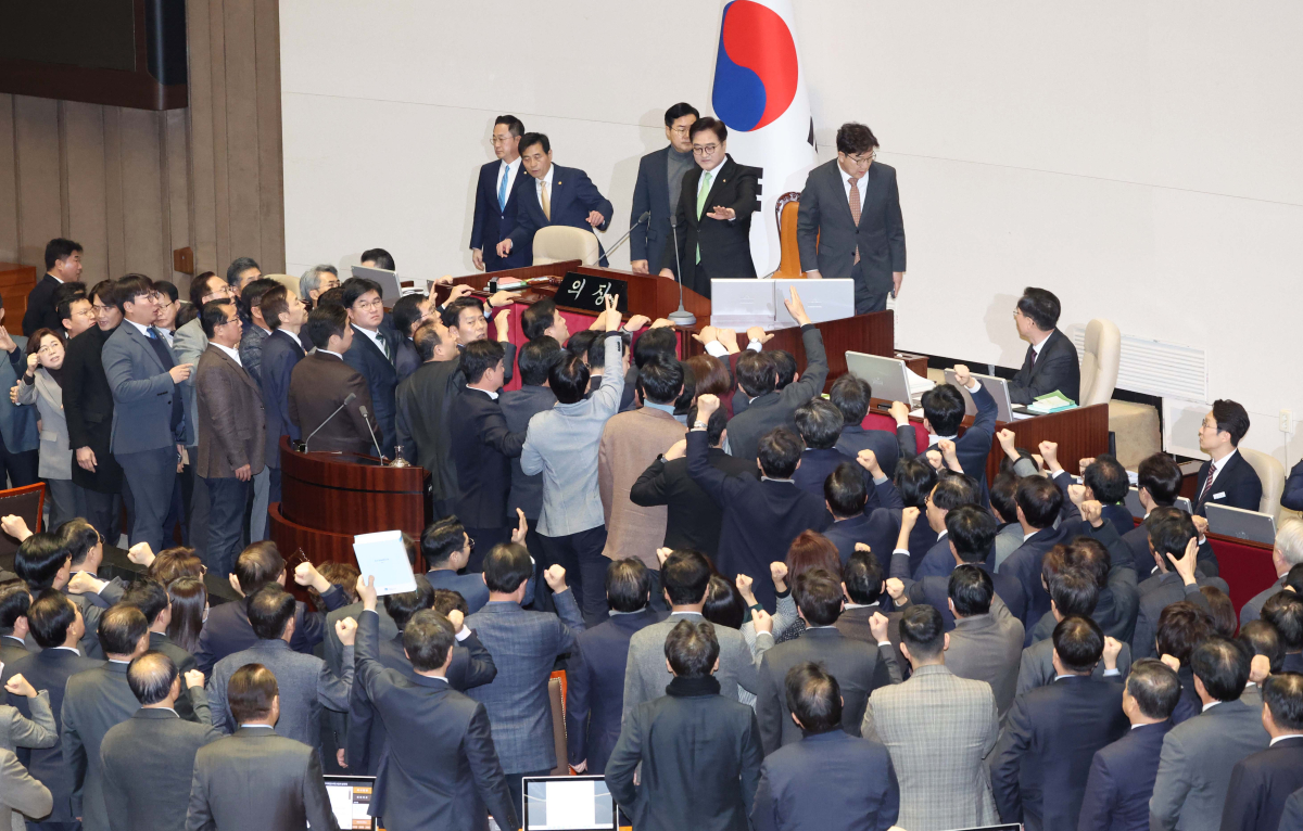 ▲27일 서울 여의도 국회에서 열린 본회의에서 우원식 국회의장의 한덕수 대통령 권한대행 국무총리 탄핵소추안에 대한 의결 정족수 과반 결정에 대해 권성동 국민의힘 당대표 권한대행 겸 원내대표와 국민의힘 의원들이 항의하고 있다. 신태현 기자 holjjak@