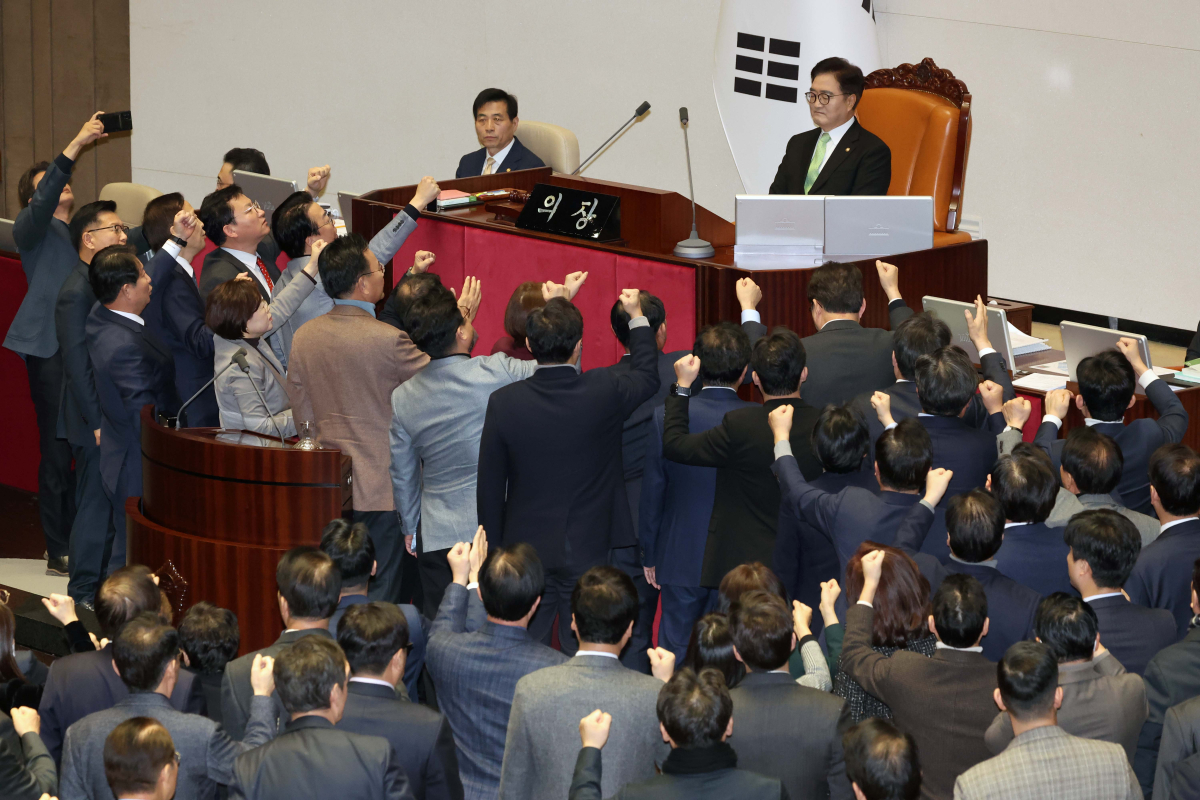 ▲27일 서울 여의도 국회에서 열린 본회의에서 우원식 국회의장의 한덕수 대통령 권한대행 국무총리 탄핵소추안에 대한 의결 정족수 과반 결정에 대해 국민의힘 의원들이 항의하고 있다. 신태현 기자 holjjak@