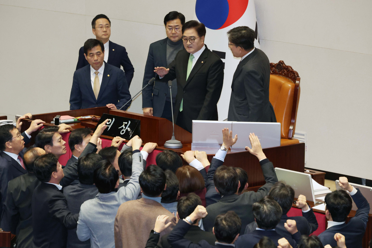 ▲27일 서울 여의도 국회에서 열린 본회의에서 우원식 국회의장의 한덕수 대통령 권한대행 국무총리 탄핵소추안에 대한 의결 정족수 과반 결정에 대해 권성동 국민의힘 당대표 권한대행 겸 원내대표와 국민의힘 의원들이 항의하고 있다. 신태현 기자 holjjak@