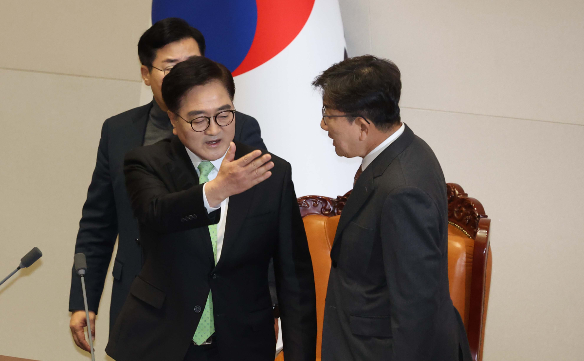 ▲27일 서울 여의도 국회에서 열린 본회의에서 우원식 국회의장의 한덕수 대통령 권한대행 국무총리 탄핵소추안에 대한 의결 정족수 과반 결정에 대해 권성동 국민의힘 당대표 권한대행 겸 원내대표가 항의하고 있다. 신태현 기자 holjjak@