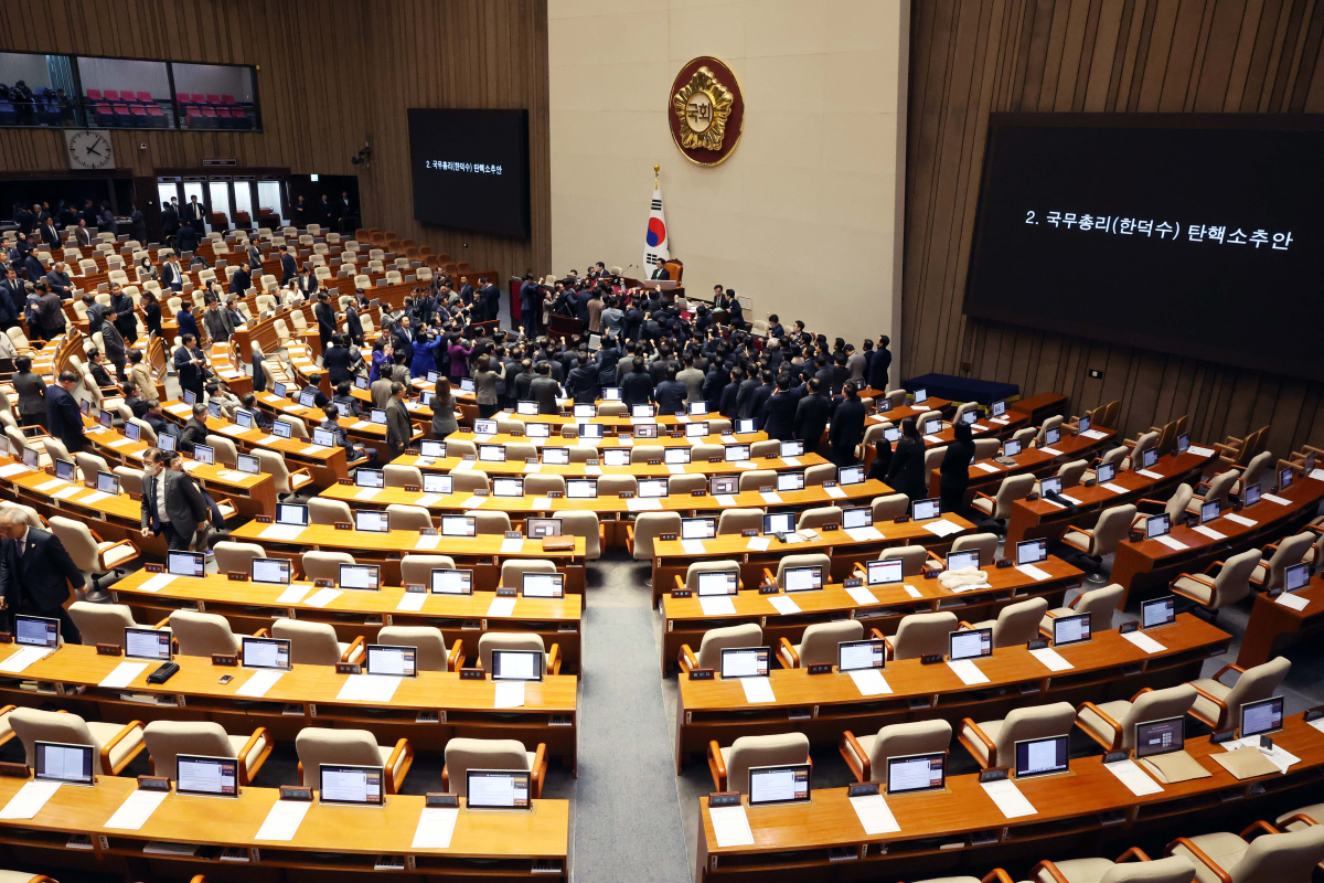 ▲27일 서울 여의도 국회에서 열린 본회의에서 우원식 국회의장의 한덕수 대통령 권한대행 국무총리 탄핵소추안에 대한 의결 정족수 과반 결정에 대해 국민의힘 의원들이 항의하고 있다. 신태현 기자 holjjak@