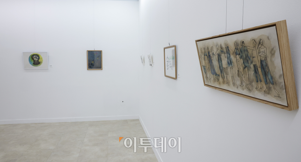 ▲18일 서울 광진구 국립정신건강센터 내 갤러리M에 고령층 환자들이 프로그램에서 만든 작품들이 전시되어 있다. 조현호 기자 hyunho@ (이투데이DB)