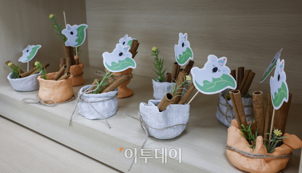 ▲18일 서울 광진구 국립정신건강센터 내 정신사회재활센터에 고령층 환자들이 노인 미술 더하기 프로그램에서 만든 작품들이 전시되어 있다. 조현호 기자 hyunho@ (이투데이DB)