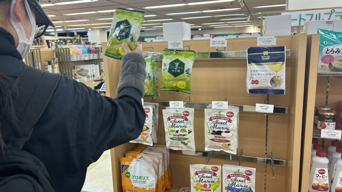 ▲일본 도쿄 게이오백화점 신주쿠점에서 현지 소비자가 개호식품과 프로폴리스캔디를 구입하고 있다. (사진=연희진 기자)