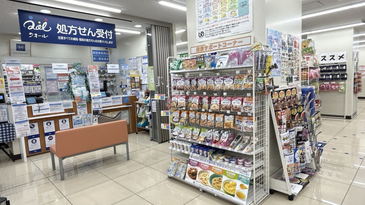 ▲일본 도쿄 로손 센다기시노바주도오리점 입구 정면 개호식품 매대에 유니버셜디자인푸드 4단계에 대해 설명한 안내문이 붙어있다. (사진=연희진 기자)