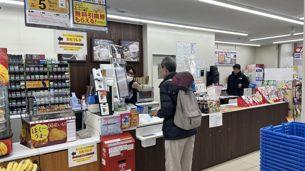 ▲현지 노인 소비자가 일본 도쿄 로손 센다기시노바주도오리점에서 먹거리를 구매하고 있다. (사진=연희진 기자)