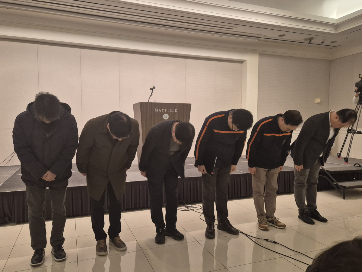 ▲김이배 제주항공 대표와 임원들이 29일 오후 서울 강서구 메이필드호텔에서 열린 기자회견에서 머리 숙여 사과하고 있다. (강문정 기자 kangmj@)