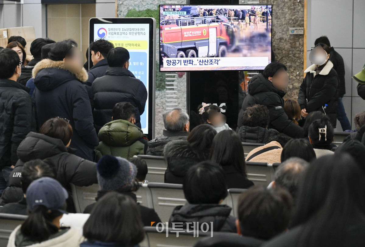 ▲무안국제공항에서 181명이 탑승한 여객기 추락 사고가 발생한 29일 전남 무안군 무안국제공항청사에서 유가족들이 항공기 사고 관련 뉴스를 시청하고 있다. 사고가 난 항공기는 태국 방콕발 제주항공 2216편으로, 랜딩기어 고장으로 동체 착륙하던 중 사고가 난 것으로 파악되고 있다. 소방당국은 여객기에 탑승한 181명 중 구조자 2명을 제외한 인원이 모두 사망한 것으로 추정된다고 밝혔다. 조현호 기자 hyunho@
