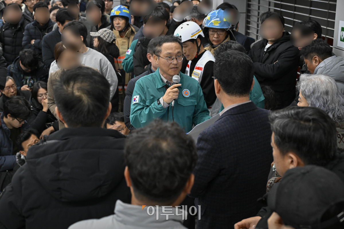 ▲무안국제공항에서 181명이 탑승한 여객기 추락 사고가 발생한 29일 전남 무안군 무안국제공항청사에서 국토교통부 관계자가 유가족들에게 사고 관련 상황에 대해 설명하고 있다. 사고가 난 항공기는 태국 방콕발 제주항공 2216편으로, 랜딩기어 고장으로 동체 착륙하던 중 사고가 난 것으로 파악되고 있다. 소방당국은 여객기에 탑승한 181명 중 구조자 2명을 제외한 인원이 모두 사망한 것으로 추정된다고 밝혔다. 조현호 기자 hyunho@