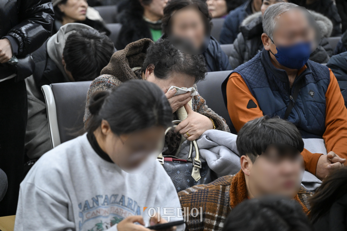 ▲무안국제공항에서 181명이 탑승한 여객기 추락 사고가 발생한 29일 전남 무안군 무안국제공항청사에서 한 유가족이 오열하고 있다. 사고가 난 항공기는 태국 방콕발 제주항공 2216편으로, 랜딩기어 고장으로 동체 착륙하던 중 사고가 난 것으로 파악되고 있다. 소방당국은 여객기에 탑승한 181명 중 구조자 2명을 제외한 인원이 모두 사망한 것으로 추정된다고 밝혔다. 조현호 기자 hyunho@