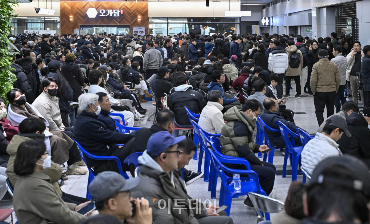 ▲무안국제공항에서 181명이 탑승한 여객기 추락 사고가 발생한 29일 전남 무안군 무안국제공항청사가 유가족들로 붐비고 있다. 사고가 난 항공기는 태국 방콕발 제주항공 2216편으로, 랜딩기어 고장으로 동체 착륙하던 중 사고가 난 것으로 파악되고 있다. 소방당국은 여객기에 탑승한 181명 중 구조자 2명을 제외한 인원이 모두 사망한 것으로 추정된다고 밝혔다. 조현호 기자 hyunho@