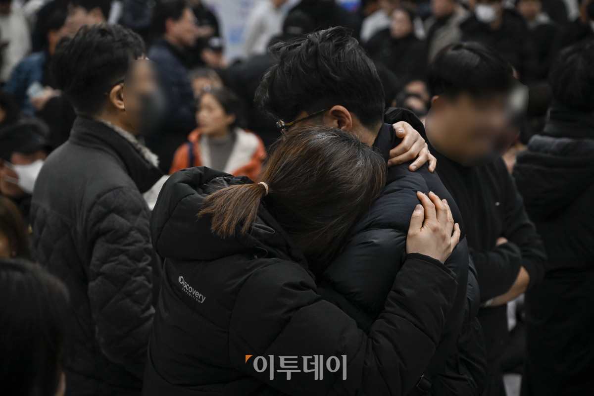 ▲무안국제공항에서 181명이 탑승한 여객기 추락 사고가 발생한 29일 전남 무안군 무안국제공항청사에서 유가족들이 오열하고 있다. 사고가 난 항공기는 태국 방콕발 제주항공 2216편으로, 랜딩기어 고장으로 동체 착륙하던 중 사고가 난 것으로 파악되고 있다. 소방당국은 여객기에 탑승한 181명 중 구조자 2명을 제외한 인원이 모두 사망한 것으로 추정된다고 밝혔다. 조현호 기자 hyunho@