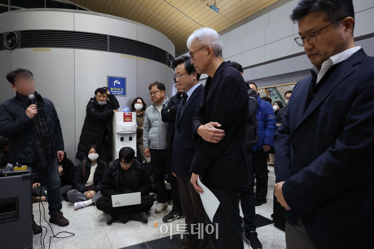 ▲김이배(오른쪽 세 번째) 제주항공 대표이사 등 경영진들이 29일 전남 무안군 무안국제공항에서 유가족들을 만나 사죄의 인사를 하고 있다. 조현호 기자 hyunho@