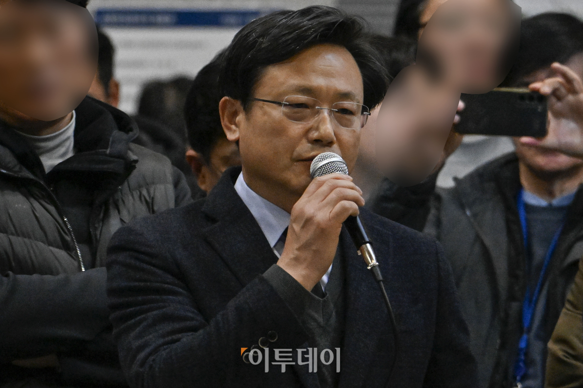 ▲김이배 제주항공 대표이사가 29일 전남 무안군 무안국제공항에서 유가족들을 만나 사과하고 있다. 조현호 기자 hyunho@