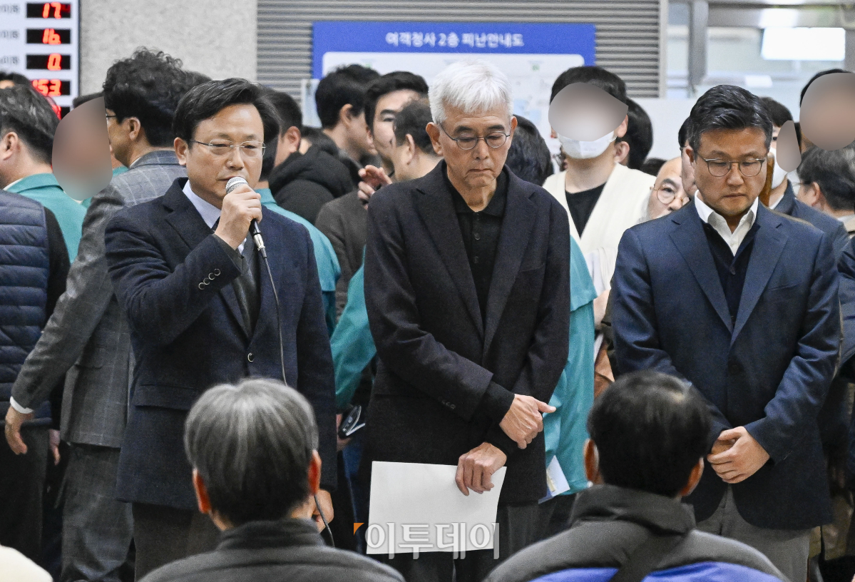 ▲김이배(왼쪽) 제주항공 대표이사가 29일 전남 무안군 무안국제공항에서 유가족들을 만나 사과하고 있다. 조현호 기자 hyunho@