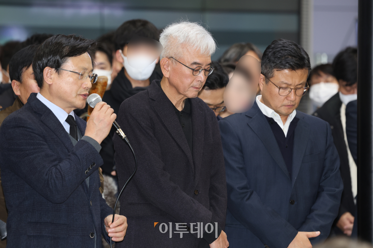 ▲김이배(왼쪽) 제주항공 대표이사 등 경영진들이 29일 전남 무안군 무안국제공항에서 유가족들을 만나 사죄의 인사를 하고 있다. 조현호 기자 hyunho@