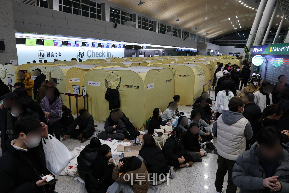 ▲제주항공 여객기 폭발사고가 발생한 29일 전남 무안군 무안국제공항에 유가족들을 위한 쉘터가 마련되어 있다. 조현호 기자 hyunho@