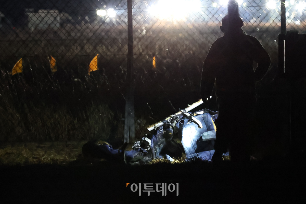 ▲29일 전남 무안군 무안국제공항에서 발생한 제주항공 여객기 폭발사고 현장에서 소방대원들이 야간 수색 작업을 진행하고 있다. 조현호 기자 hyunho@