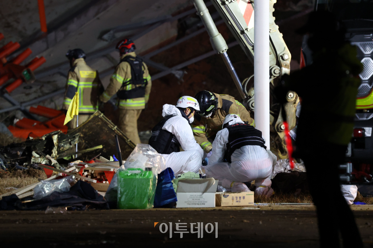 ▲29일 전남 무안군 무안국제공항에서 발생한 제주항공 여객기 폭발사고 현장에서 소방대원들이 야간 수색 작업을 진행하고 있다. 조현호 기자 hyunho@