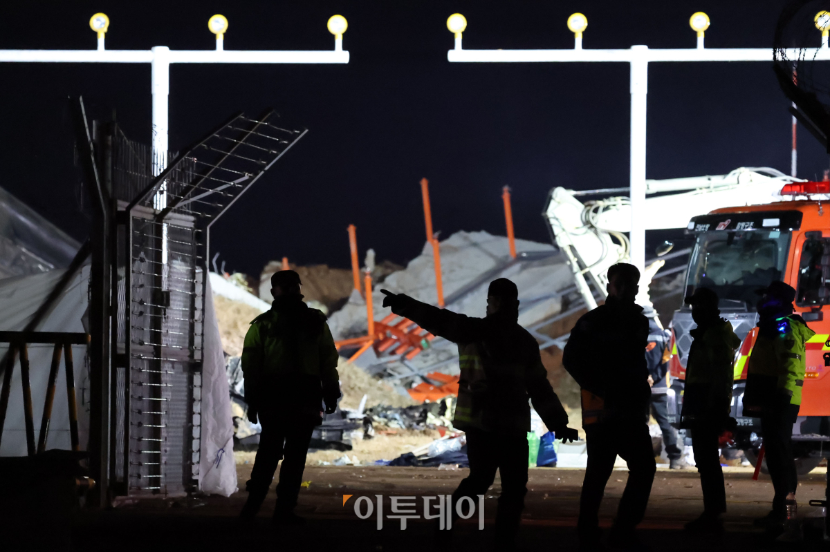 ▲29일 전남 무안군 무안국제공항에서 발생한 제주항공 여객기 폭발사고 현장에서 소방대원들이 야간 수색 작업을 진행하고 있다. 조현호 기자 hyunho@