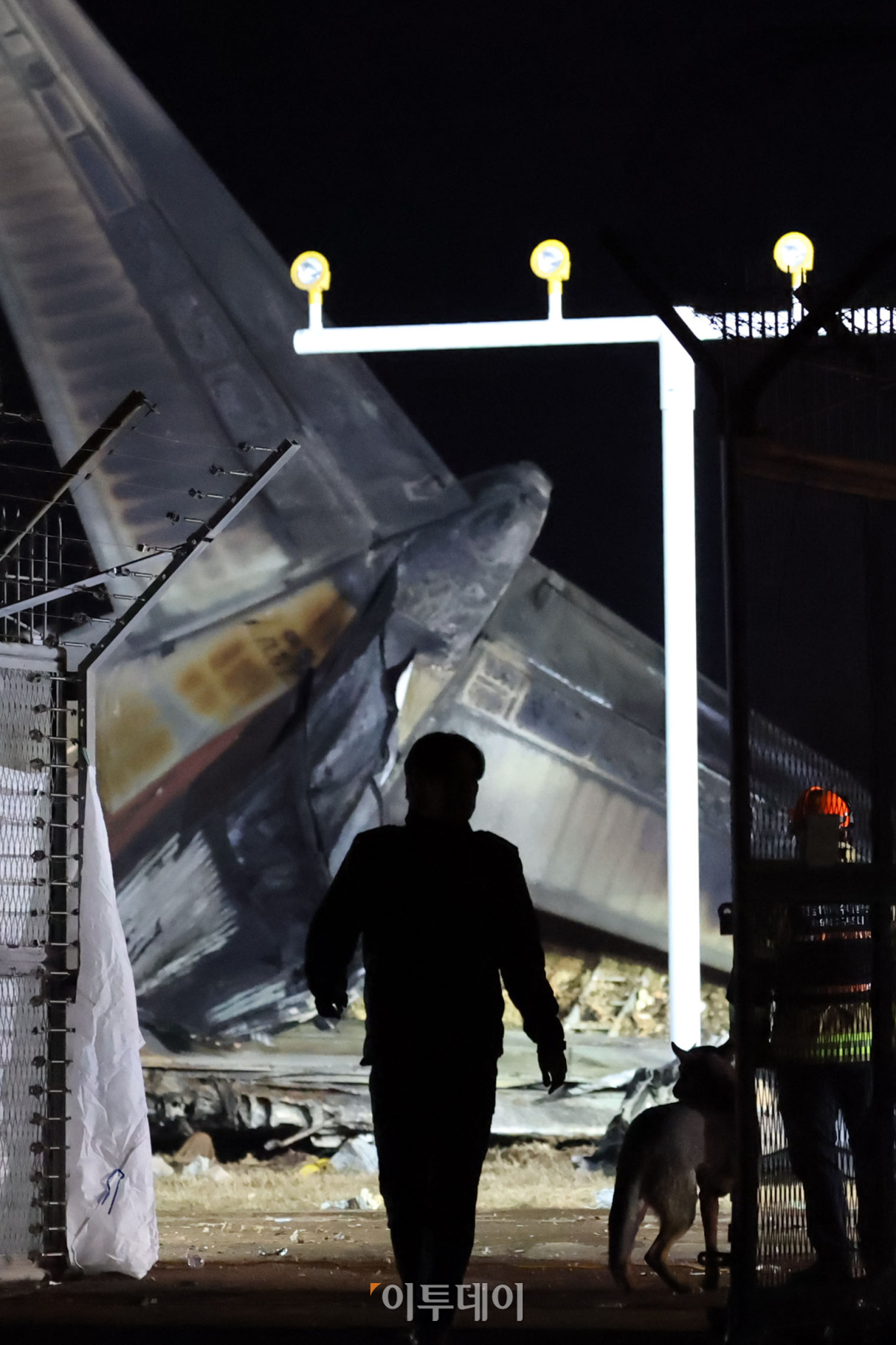 ▲29일 전남 무안군 무안국제공항에서 발생한 제주항공 여객기 폭발사고 현장에서 소방대원들이 야간 수색 작업을 진행하고 있다. 조현호 기자 hyunho@
