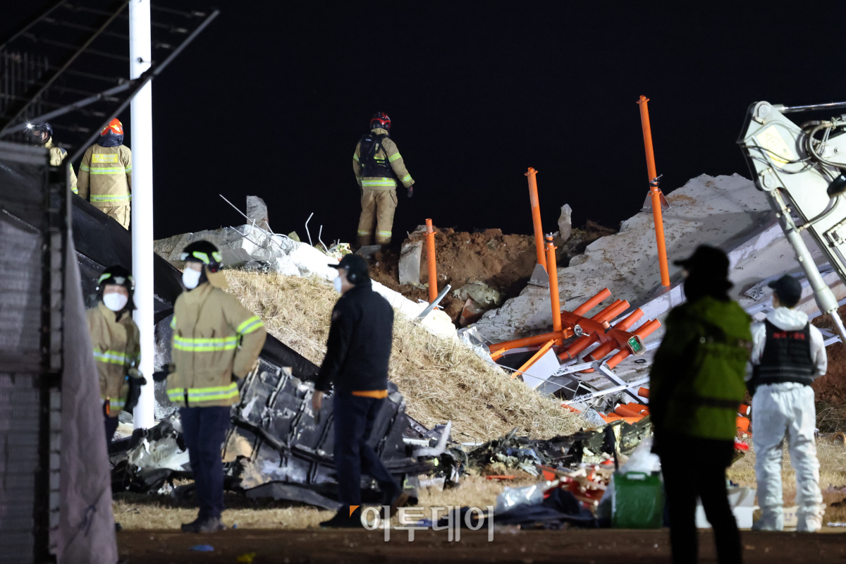 ▲29일 전남 무안군 무안국제공항에서 발생한 제주항공 여객기 폭발사고 현장에서 소방대원들이 야간 수색 작업을 진행하고 있다. 조현호 기자 hyunho@