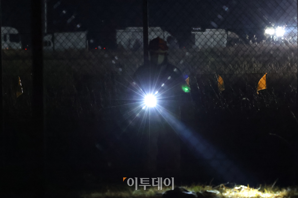 ▲29일 전남 무안군 무안국제공항에서 발생한 제주항공 여객기 폭발사고 현장에서 소방대원들이 야간 수색 작업을 진행하고 있다. 조현호 기자 hyunho@
