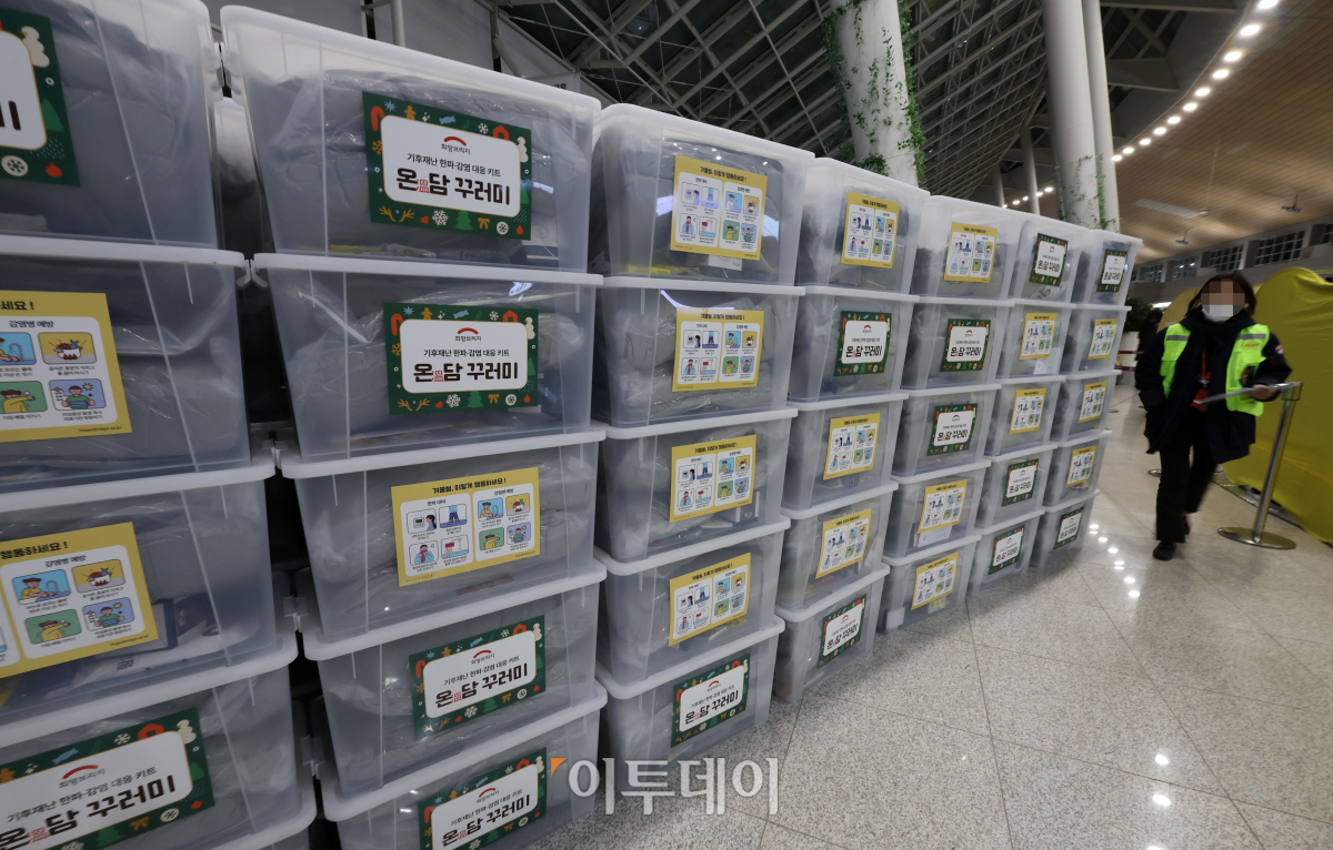 ▲제주항공 소속 여객기 사고가 발생한 29일 오후 전남 무안국제공항에 유가족들을 위한 담요 등 물품이 마련되어 있다. 조현호 기자 hyunho@