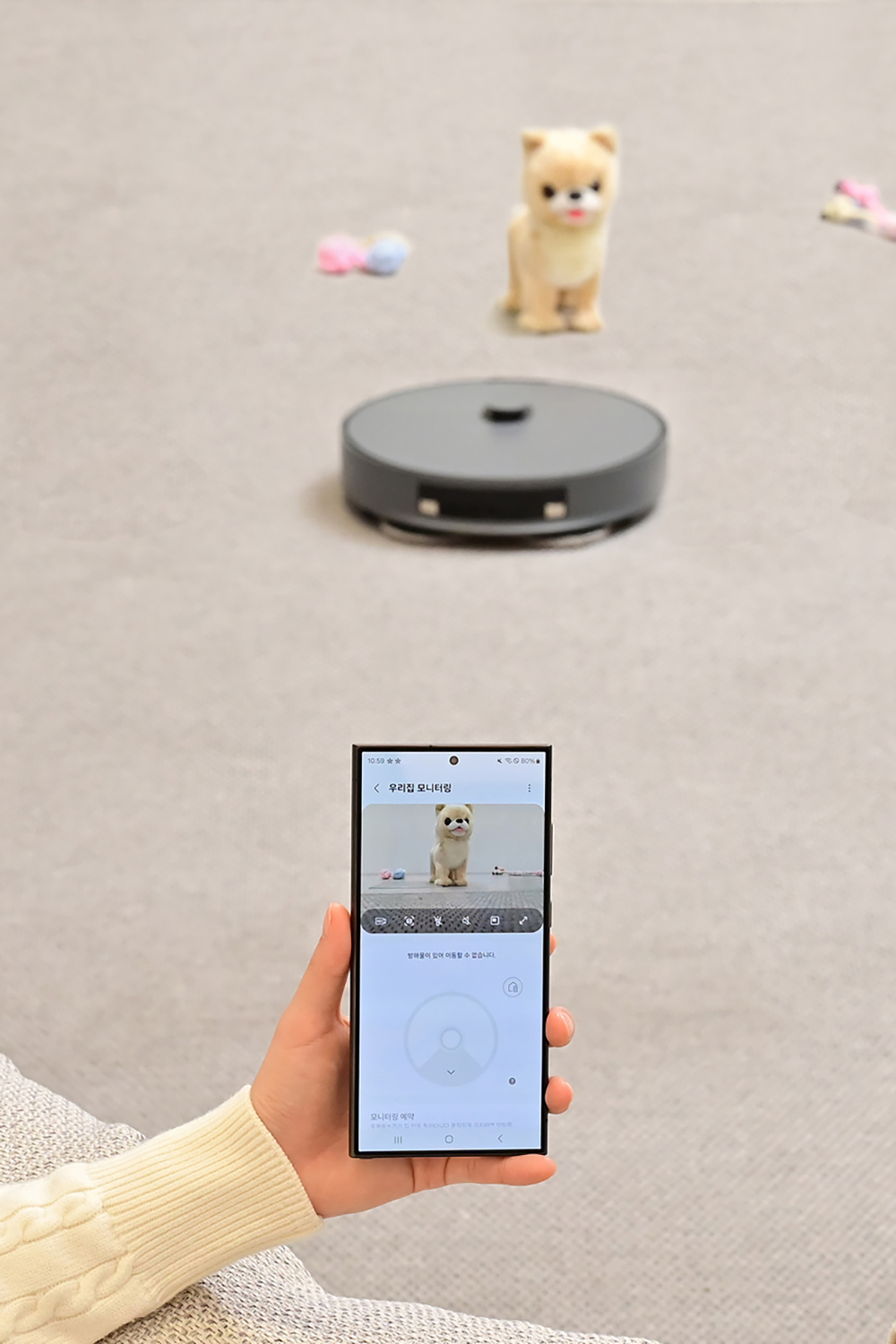 ▲실시간으로 반려동물 위치를 확인할 수 있는 '스마트싱스 홈 모니터링' 기능을 체험하고 있다. (사진제공-삼성전자)
