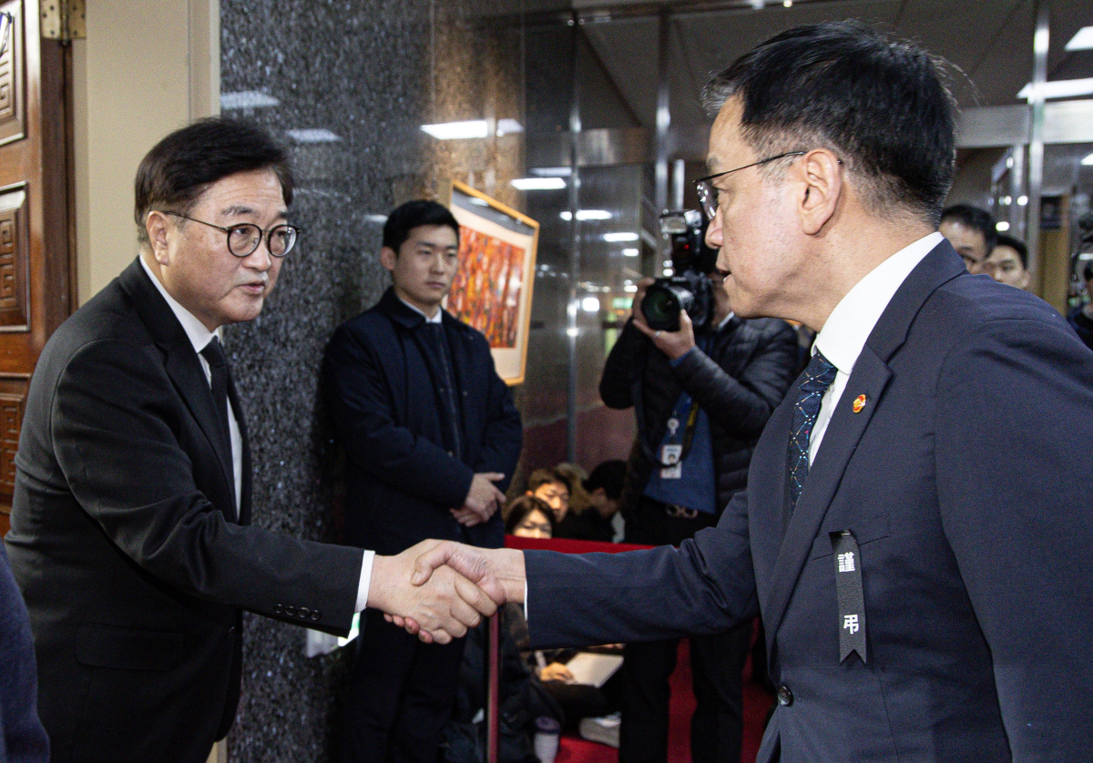 ▲우원식 국회의장이 30일 오전 서울 여의도 국회를 찾은 최상목 대통령 권한대행 부총리 겸 기획재정부 장관을 접견하고 있다. 국회사진취재단