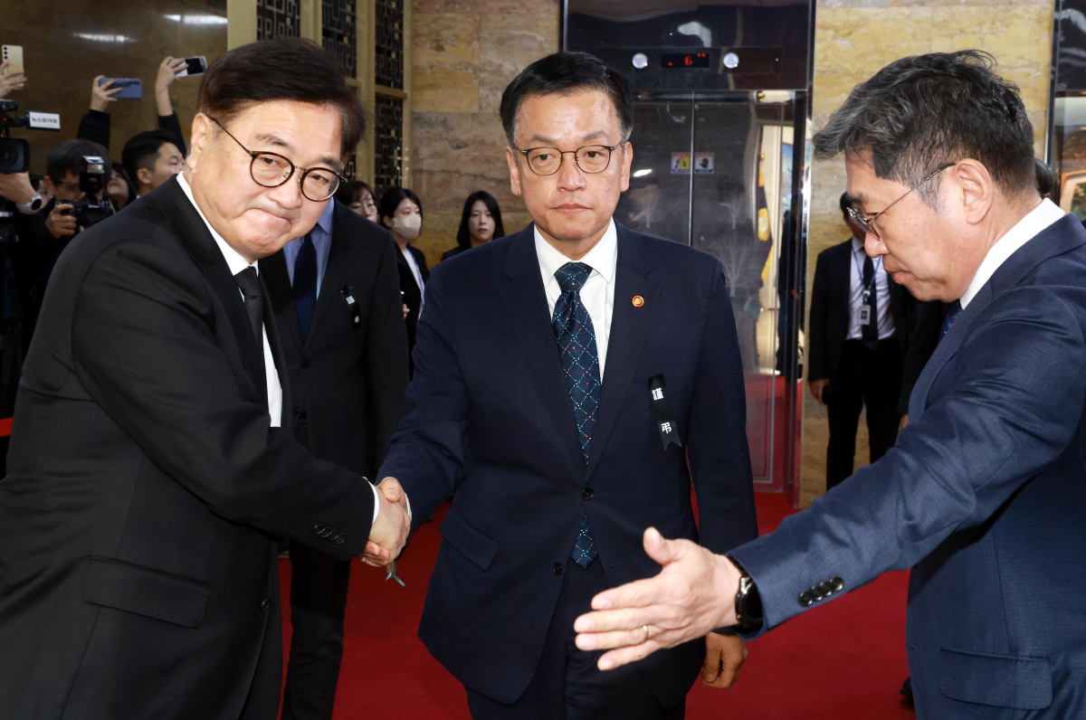 ▲우원식 국회의장이 30일 오전 서울 여의도 국회를 찾은 최상목 대통령 권한대행 부총리 겸 기획재정부 장관을 접견하고 있다. 국회사진취재단